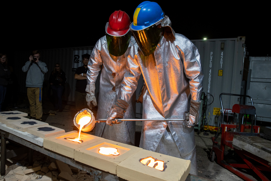 Pouring iron in the Foundry of the Metals Processing Technology Laboratory.