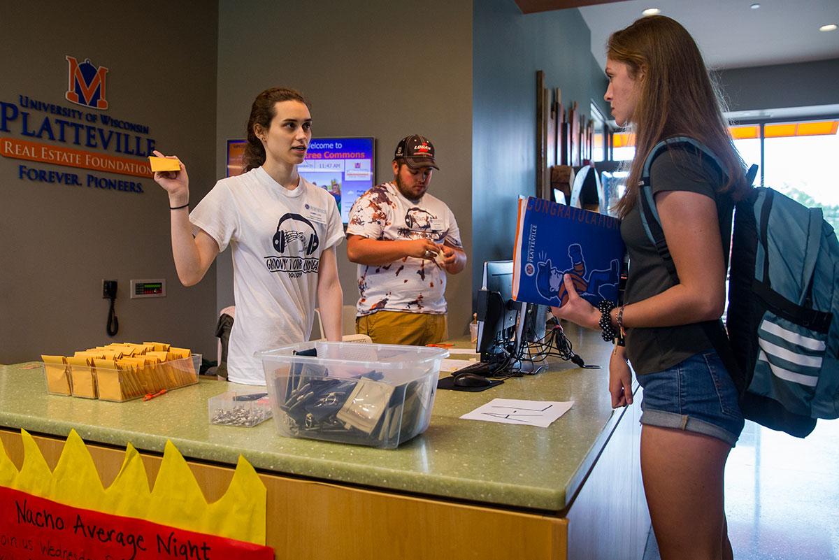 Student moving in to Rountree Commons