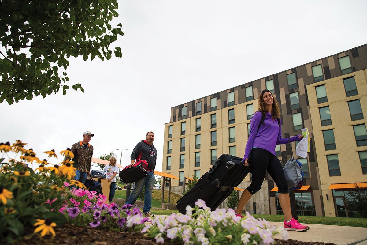 Student moving in to Rountree Commons