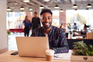 online learner in coffee shop